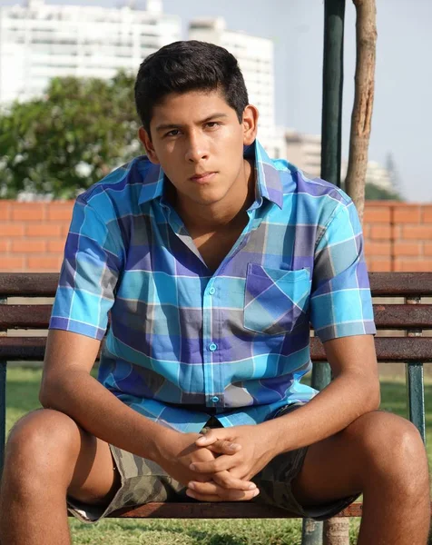 Adolescente Chico Sentado Parque — Foto de Stock