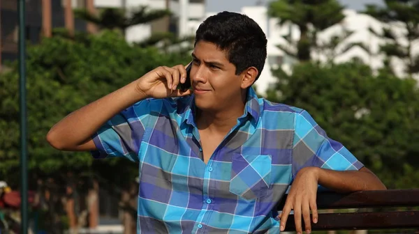 Tiener jongen met behulp van mobiele telefoon — Stockfoto