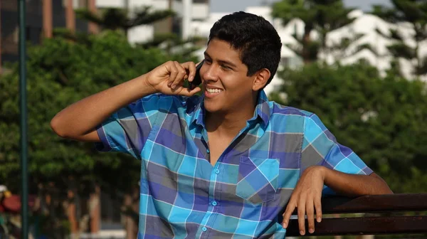 Ευτυχισμένος έφηβος χρησιμοποιώντας κινητό τηλέφωνο — Φωτογραφία Αρχείου