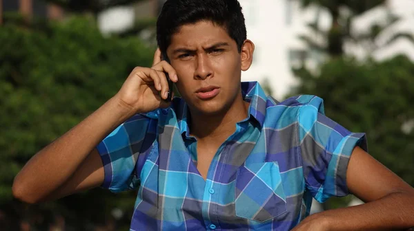 Ernstige tiener telefoongesprek — Stockfoto