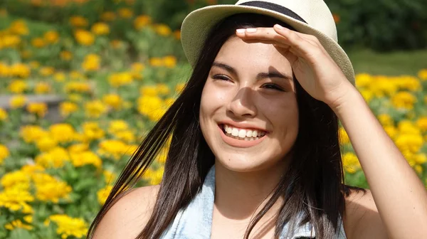 Tiener Meisje Zonnige Zomerdag — Stockfoto