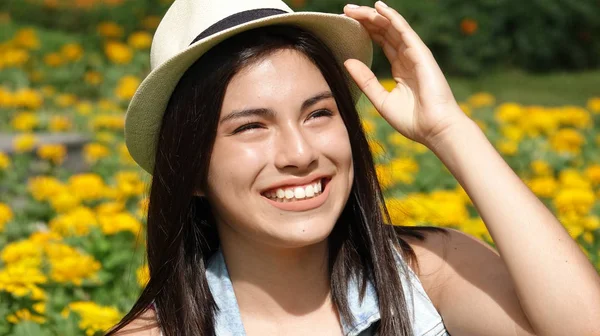 Menina adolescente feliz — Fotografia de Stock