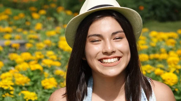 Giovane adolescente sorridente — Foto Stock