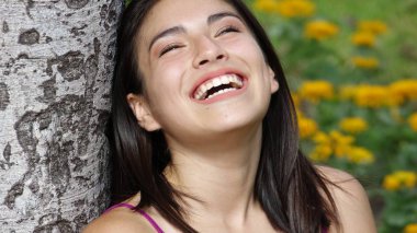 Gülen bir genç kız