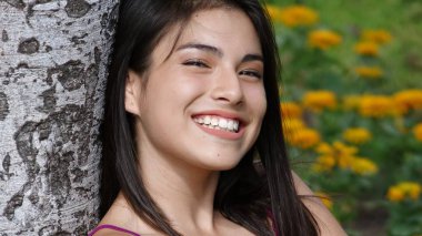 Gülümseyen bir İspanyol kişi