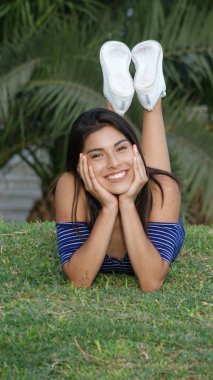 Park gülümseyen kız