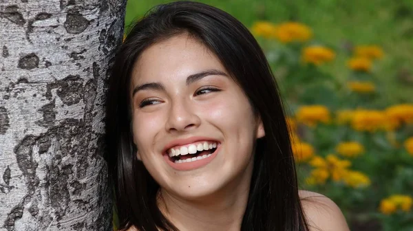 Una persona hispana sonriendo — Foto de Stock