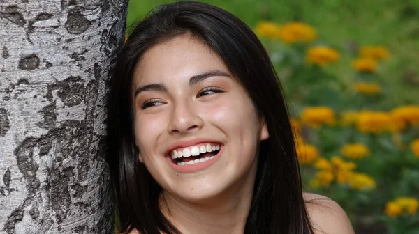 Una persona ispanica sorridente — Foto Stock