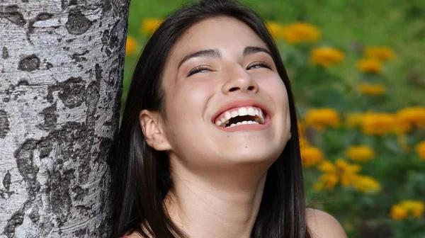 Una chica hispana riendo — Foto de Stock