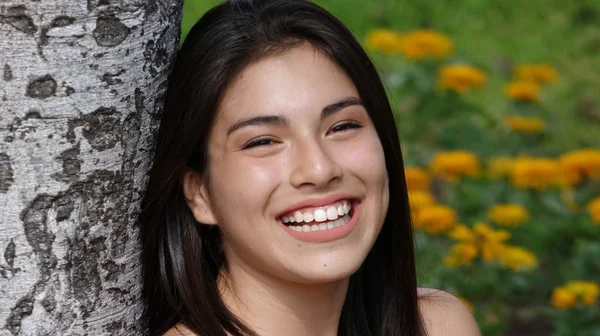 Uma adolescente sorrindo — Fotografia de Stock