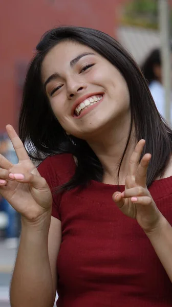 Ευτυχισμένος κορίτσι έφηβος χειρονομία ειρήνης — Φωτογραφία Αρχείου