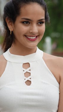 Bir İspanyol gülümseyen kadın