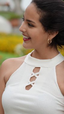 Genç bir mutlu dişi