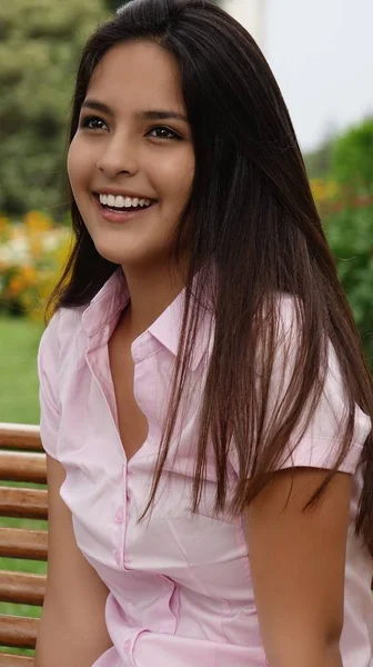 Smiling Peruvian Teen Girl — Stock Photo, Image