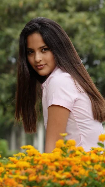 Adolescente chica y flores —  Fotos de Stock