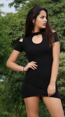 Kadın poz giyiyor elbise