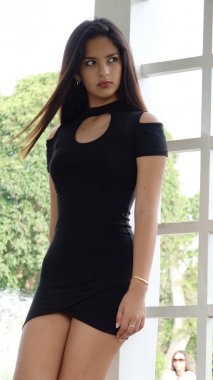 Kadın elbisesi giyiyor