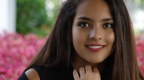 Glimlachen-Spaanse meisje tiener — Stockfoto