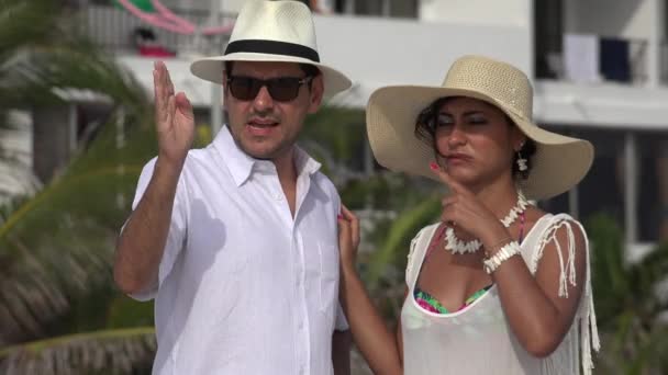 Confuso e perso coppia sposata in vacanza — Video Stock