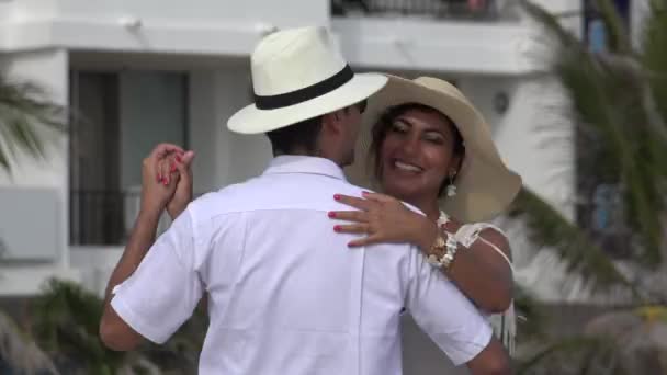 Pareja casada bailando de vacaciones — Vídeo de stock