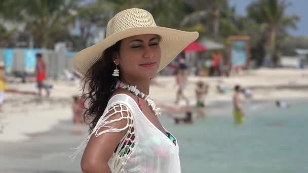 Bella donna vacanze al mare — Video Stock