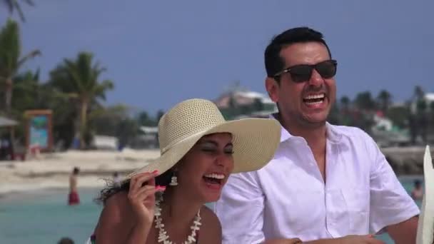 楽しいカップルのビーチでの休暇 — ストック動画