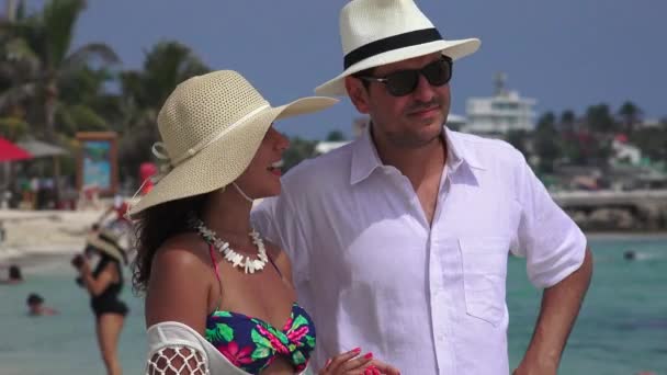 丈夫和妻子在海滩 — 图库视频影像