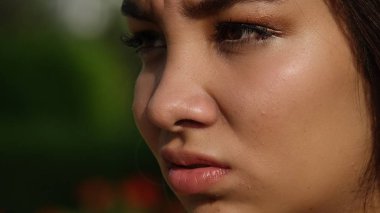 Tiksinti güzel kadın