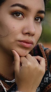 Genç bir kadın düşünme