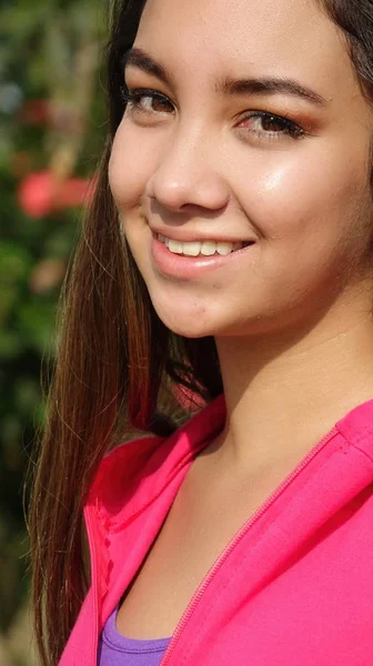 Prachtige vrouwelijke tiener glimlachen — Stockfoto