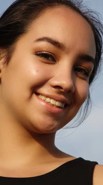 Молодий Підліток Жінка Посміхається — стокове фото