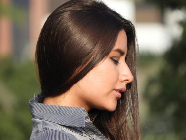 Ciddi ya da üzgün kişi