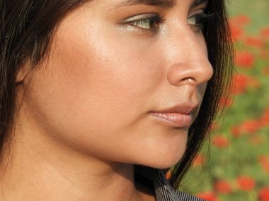 Genç bir kadın yüzü