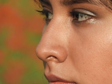 Genç bir kadın yüzü