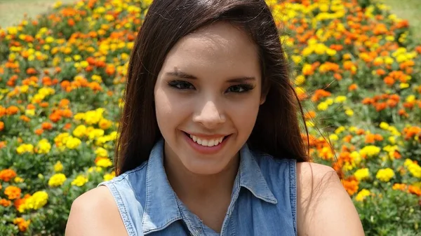 Menina Adolescente Feliz Primavera — Fotografia de Stock