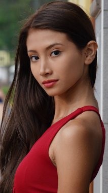 Uzun saçlı kız genç