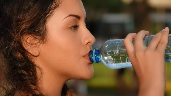 Ragazza con bottiglia d'acqua — Foto Stock