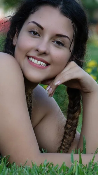 Ragazza adolescente ispanica sorridente — Foto Stock