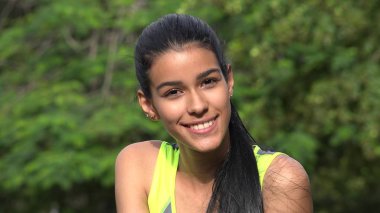 Bir genç kız açık havada