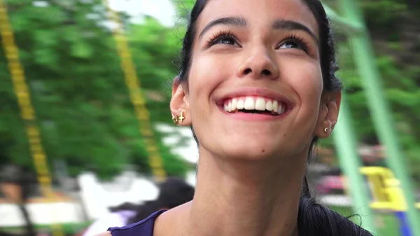 Rindo Jovem Colombiano Adolescente Feminino — Fotografia de Stock