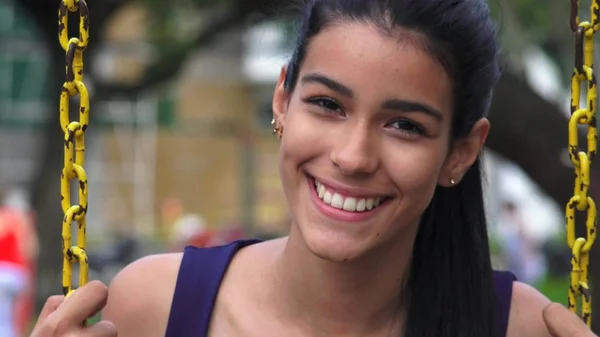 Красивая латиноамериканка-подросток — стоковое фото