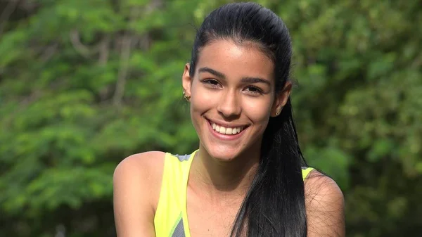 Usmívající se tvář ženské dospívající Latina — Stock fotografie