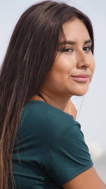 Smirking güzel kadın