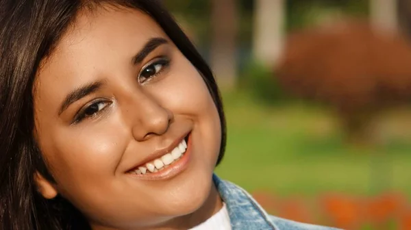 Adolescente femmina con un viso felice — Foto Stock