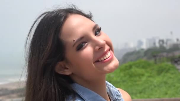 Lycklig tonåring peruansk flicka — Stockvideo