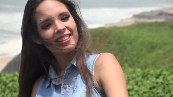 Feliz chica adolescente bonita — Vídeos de Stock