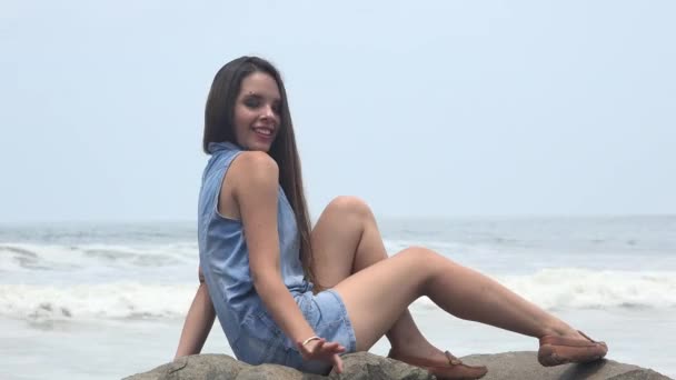 Weibliche Teenager entspannen sich am Meer — Stockvideo