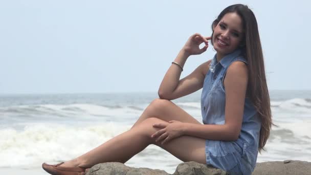 Adolescente sentada junto al océano — Vídeos de Stock
