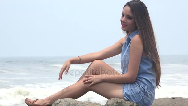 Adolescente do sexo feminino relaxante por oceano — Vídeo de Stock