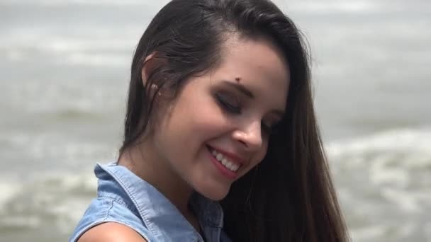 Adolescente feminina por oceano — Vídeo de Stock